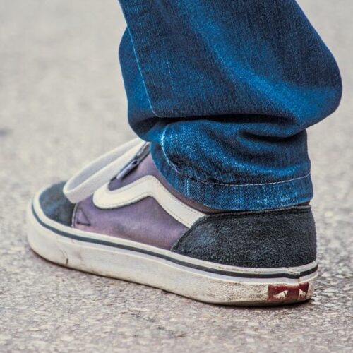 Ourlet de jean sur une basket