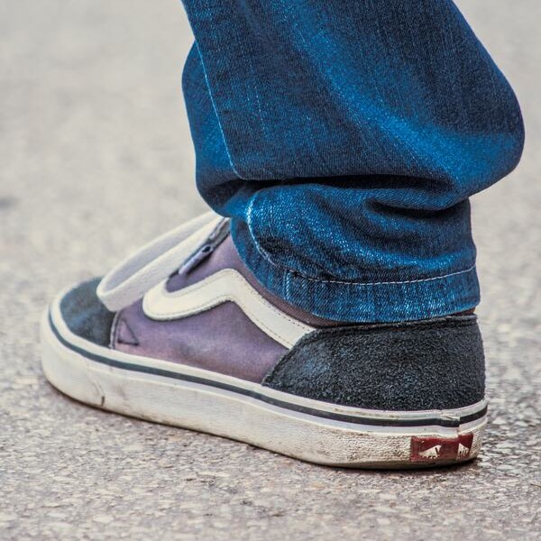 Ourlet de jean sur une basket