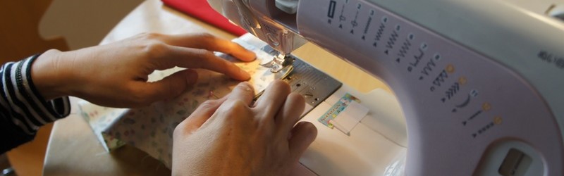 Personne en train de coudre à la machine