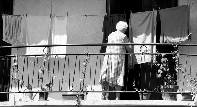 Grand-mère en train d’étendre son linge