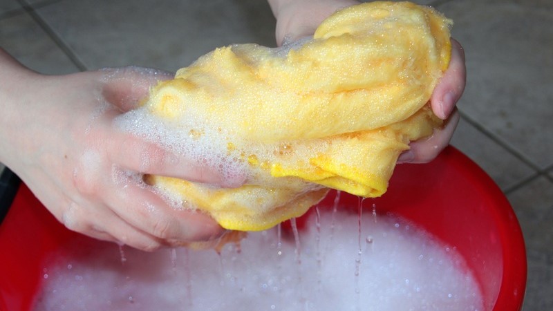 Lavage d’un tissu à la main
