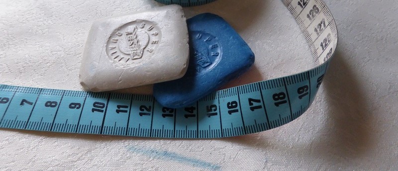 Craie de tailleur et mètre de couturière