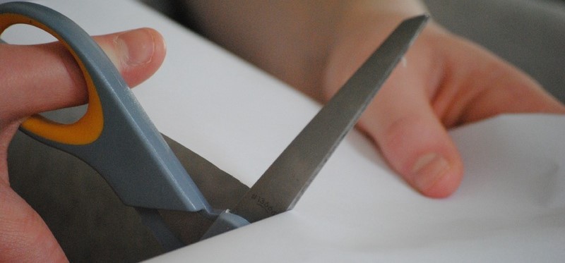 Personne en train de découper du tissu