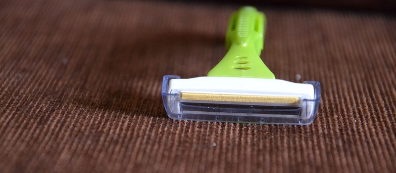 Rasoir sur un tissu côtelé marron
