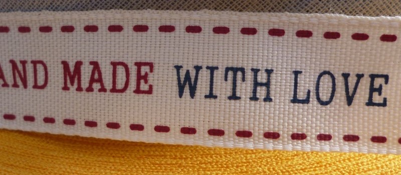 Etiquette tissée avec le message Handmade with love