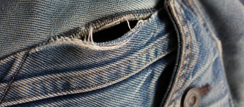 Déchirure sur une veste en jean